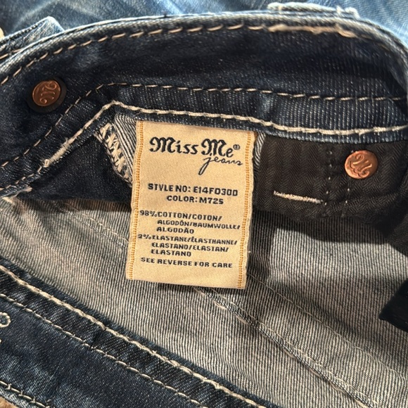 MISS ME BUCKLE MID CURVY STRETCH Denim shorts frayed hem Size 26 - Picture 5 of 8